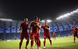 Diễn biến các bảng vòng loại World Cup 2022: Tuyển Việt Nam còn cách lịch sử một bước chân!