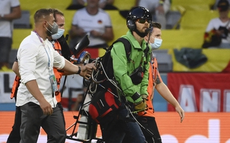 Cảnh sát điều tra người nhảy dù liều lĩnh xuống sân trận tuyển Đức gặp Pháp