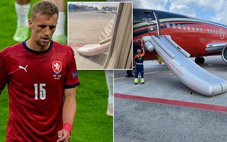 EURO 2020: Tuyển CH Czech hốt hoảng khi máy bay bị lỗ hổng ở cửa