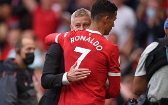 HLV Solskjaer sẽ tụt hạng trong lịch sử M.U nếu tiếp tục tung Ronaldo ra sân!