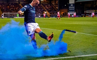 Tuyển thủ Scotland đối mặt với án phạt nặng vì đá pháo sáng vào khán giả