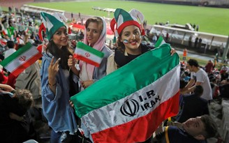Vòng loại World Cup 2022: Iran cho phép CĐV nữ trở lại sân cổ vũ