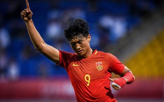 Cầu thủ cao nhất tuyển Trung Quốc cảnh báo hàng thủ Việt Nam sau khi giảm 10 kg