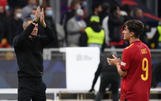 HLV tuyển Tây Ban Nha nuốt trái đắng vì trọng tài 'tặng' bàn thắng cho tuyển Pháp