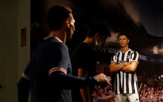 Dân mạng yêu cầu bảo tàng ở UAE đổi áo cho Ronaldo
