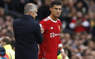 Ronaldo gửi lời nhắn đến đồng đội cũ Solskjaer vừa bị M.U sa thải