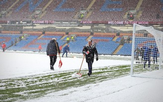 Trận Tottenham gặp Burnley bị hoãn do tuyết dày đặc