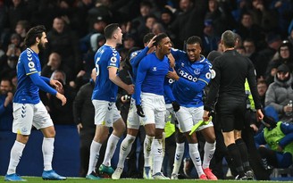 Kết quả Ngoại hạng Anh: Everton ngược dòng hạ Arsenal trong đêm khán đài bất thường