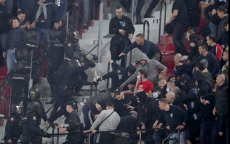 Europa League: Bạo lực dữ dội trên khán đài sân của Sevilla