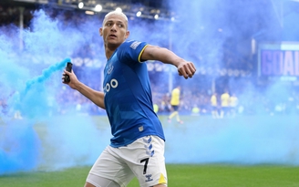 Ngôi sao Everton bị điều tra vì ném pháo sáng vào CĐV trong trận thắng Chelsea