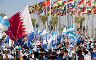 Phấn khích vì World Cup 2022, hàng ngàn người tham gia ‘biểu tình bóng đá’ tại Qatar