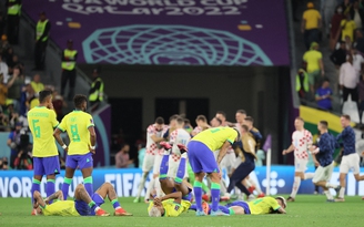 Brazil đổ gục xuống sân khóc, Croatia vỡ oà hạnh phúc lần thứ 3 vào bán kết