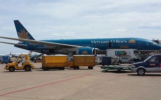 Máy bay Vietnam Airlines hạ cánh khẩn cấp để cấp cứu hành khách