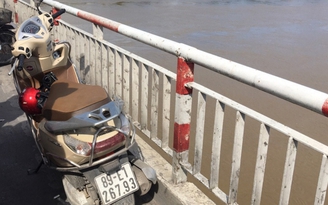 Bỏ xe máy trên cầu, cô gái trẻ nhảy sông Hồng tự tử