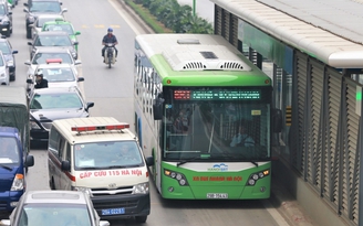 Va chạm với xe 4 chỗ, xe buýt nhanh BRT bị vỡ kính