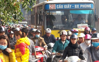 Đường Cầu Giấy ùn tắc triền miên vì nhiều điểm xả hàng Tết