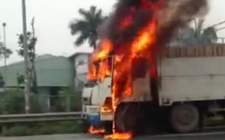 Xe tải biển Lào bốc cháy dữ dội trên đại lộ Thăng Long