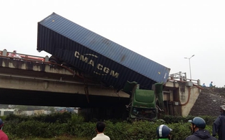 Tai nạn liên tiếp, xe container treo lơ lửng trên thành cầu Thanh Trì