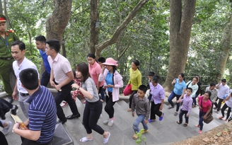 Ăn mặc phản cảm sẽ không được lên dâng hương tại Đền Hùng