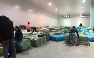 Hàng trăm tấn hàng lậu được tuồn qua cửa khẩu Bắc Phong Sinh mỗi ngày