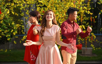 Uyên Linh, Đông Nhi rủ rê Trọng Hiếu làm MV Tết