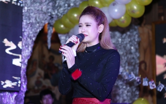 Trương Quỳnh Anh khóc như mưa trong tiệc sinh nhật