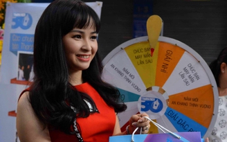 Trang Nhung thích thú quay số may mắn tại đường Báo Xuân TP.HCM