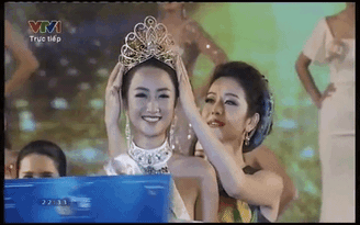 Jennifer Phạm tháo kẹp của mình giữ vương miện cho Hoa hậu Bản sắc Việt 2016