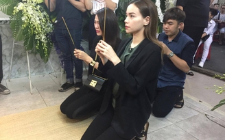 Dàn sao Việt nghẹn ngào đến viếng ca sĩ Minh Thuận