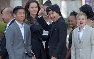 Angelina Jolie đưa 6 con đến Campuchia ra mắt phim đề tài Khmer Đỏ