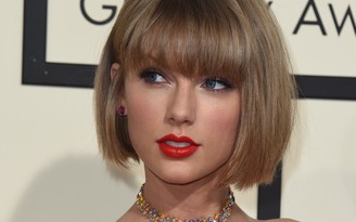 Taylor Swift nửa đêm che dù ra đường để tránh paparazzi