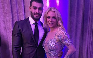 Britney Spears hạnh phúc đón tuổi 36 bên bạn trai kém một con giáp