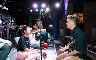 Đàm Vĩnh Hưng ngồi bệt xuống sân khấu tập luyện cho 'tiểu Hương Lan'