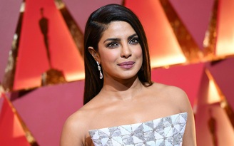 Hoa hậu Thế giới Priyanka Chopra trình diễn cho Valentines Vân Nguyễn tại New York Fashion Week