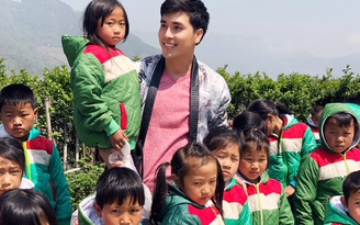 Á vương Mister Asian International 2018 lên Sapa tặng áo ấm cho trẻ em nghèo