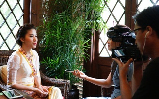 Á hậu Loan Vương lên phóng sự của Đài truyền hình Myanmar