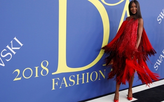 Vừa về từ Việt Nam, Naomi Campbell đã nhận giải biểu tượng thời trang Mỹ