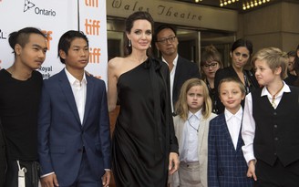 Angelina Jolie đối mặt với nguy cơ mất quyền nuôi con