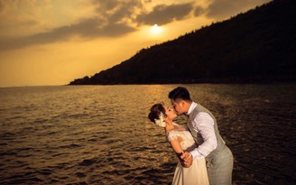 Vợ chồng Hoa hậu Đặng Thu Thảo khóa môi ngọt ngào trong ảnh cưới