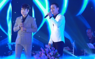 Con trai - con dâu Chế Linh lên sân khấu cùng 'vua nhạc sàn' Lương Gia Huy