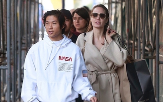 Angelina Jolie đưa con trai gốc Việt đi mua quà Giáng sinh