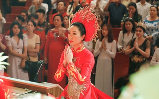 Trịnh Kim Chi mặc áo dài 3m cúng giỗ Tổ sân khấu