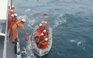 Cận cảnh cứu ngư dân bị dây neo đánh trúng mặt giữa sóng dữ đại dương