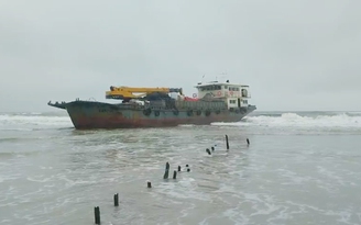 Bí ẩn tàu vỏ sắt nước ngoài không người lái trôi vào bờ biển Quảng Trị