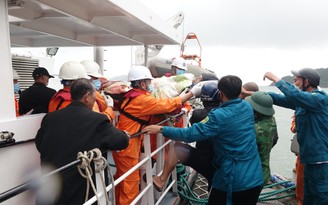 Vượt sóng đưa 2 ngư dân vào bờ cấp cứu do Cù Lao Chàm bị cô lập