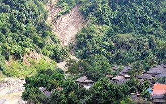 Thấp thỏm dưới những ngọn núi... chờ sập