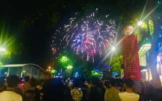 Người Sài Gòn đổ ra đường xem pháo hoa chào năm 2021, các ngã đường kín người