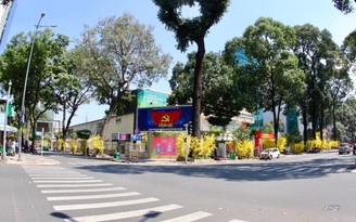 Sau 12h đường phố Sài Gòn trầm... đến lạ với 'lệnh' dừng dịch vụ không thiết yếu