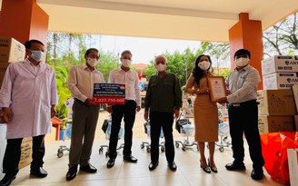 Quỹ từ thiện Kim Oanh tặng thêm 10 máy thở cho tỉnh Bình Dương