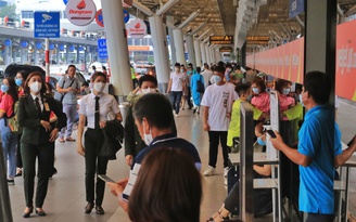 Xuống Tân Sơn Nhất ồn ào, náo nhiệt, người vợ Ý: 'Tôi đã về Việt Nam!'